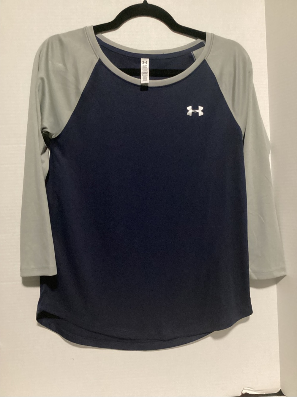 Under Armour Women’s Navy and Light Gray Raglan Three quarter Sleeve Top XS